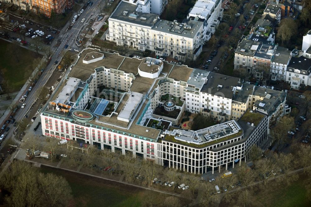 Hamburg aus der Vogelperspektive: Gebäudekomplex der Hotelanlage des Grand-Elysée Hamburg entlang der Rothenbaumchaussee im Ortsteil Rotherbaum in Hamburg, Deutschland