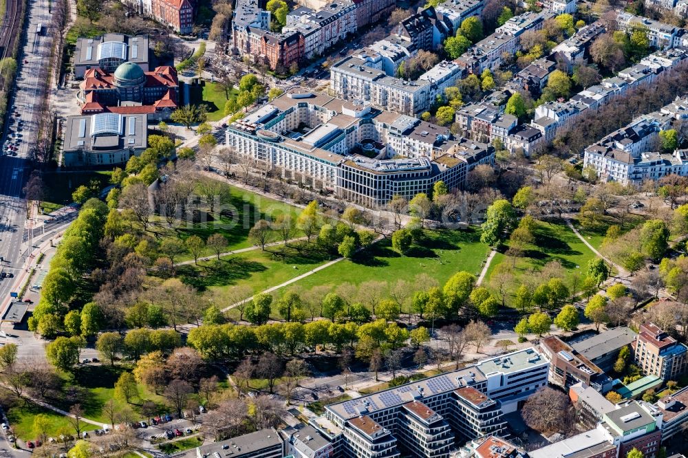 Luftbild Hamburg - Gebäudekomplex der Hotelanlage des Grand-Elysée Hamburg entlang der Rothenbaumchaussee im Ortsteil Rotherbaum in Hamburg, Deutschland