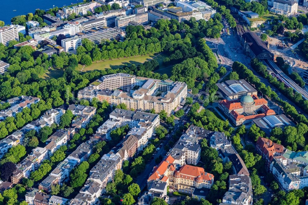 Luftbild Hamburg - Gebäudekomplex der Hotelanlage des Grand-Elysée Hamburg entlang der Rothenbaumchaussee im Ortsteil Rotherbaum in Hamburg, Deutschland