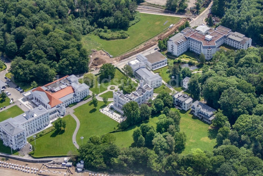 Luftaufnahme Heiligendamm - Gebäudekomplex der Hotelanlage Grand Hotel Heiligendamm in Heiligendamm im Bundesland Mecklenburg-Vorpommern, Deutschland