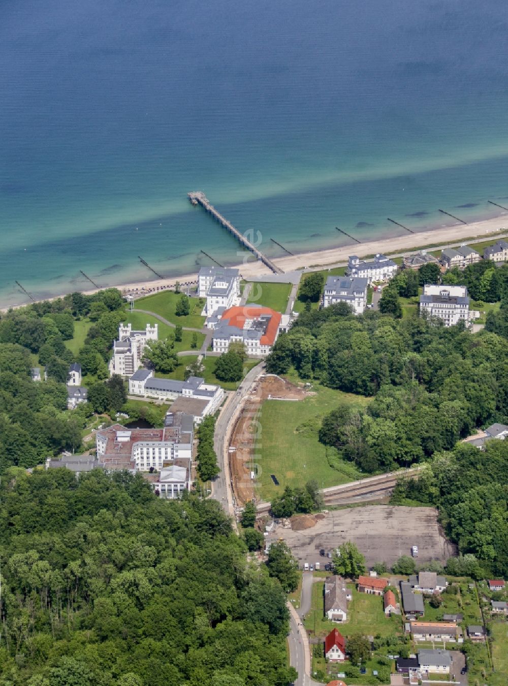 Luftaufnahme Heiligendamm - Gebäudekomplex der Hotelanlage Grand Hotel Heiligendamm in Heiligendamm im Bundesland Mecklenburg-Vorpommern, Deutschland