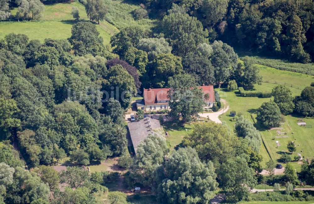 Luftaufnahme Gustow - Gebäudekomplex der Hotelanlage Gutshaus Kajahn in Gustow im Bundesland Mecklenburg-Vorpommern, Deutschland