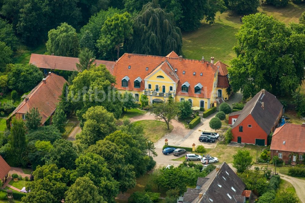 Vipperow von oben - Gebäudekomplex der Hotelanlage Gutshaus Solzow - Natur und Gastlichkeit in Mecklenburg in Vipperow im Bundesland Mecklenburg-Vorpommern