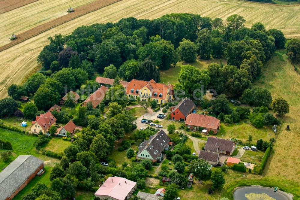 Vipperow aus der Vogelperspektive: Gebäudekomplex der Hotelanlage Gutshaus Solzow - Natur und Gastlichkeit in Mecklenburg in Vipperow im Bundesland Mecklenburg-Vorpommern