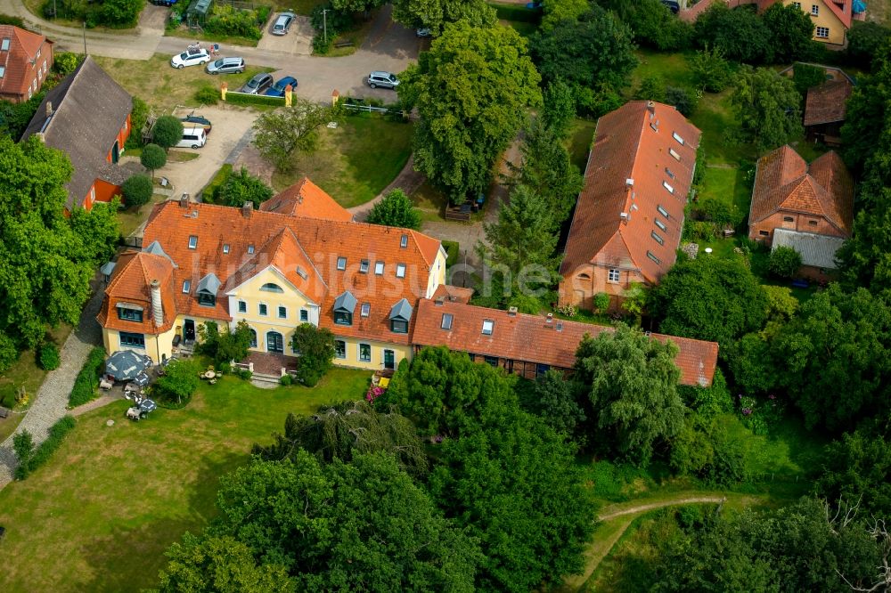 Luftbild Vipperow - Gebäudekomplex der Hotelanlage Gutshaus Solzow - Natur und Gastlichkeit in Mecklenburg in Vipperow im Bundesland Mecklenburg-Vorpommern