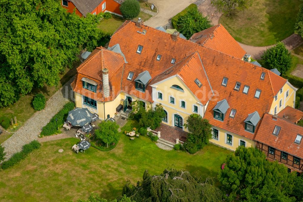 Luftaufnahme Vipperow - Gebäudekomplex der Hotelanlage Gutshaus Solzow - Natur und Gastlichkeit in Mecklenburg in Vipperow im Bundesland Mecklenburg-Vorpommern