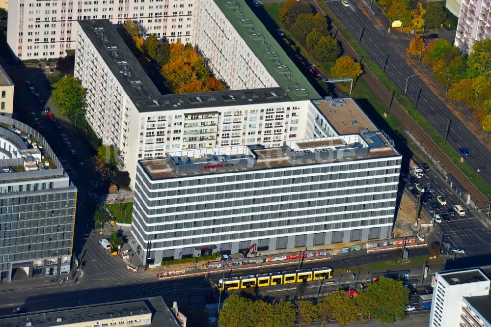 Luftbild Berlin - Gebäudekomplex der Hotelanlage Hampton by Hilton Berlin City Centre Alexanderplatz in Berlin, Deutschland