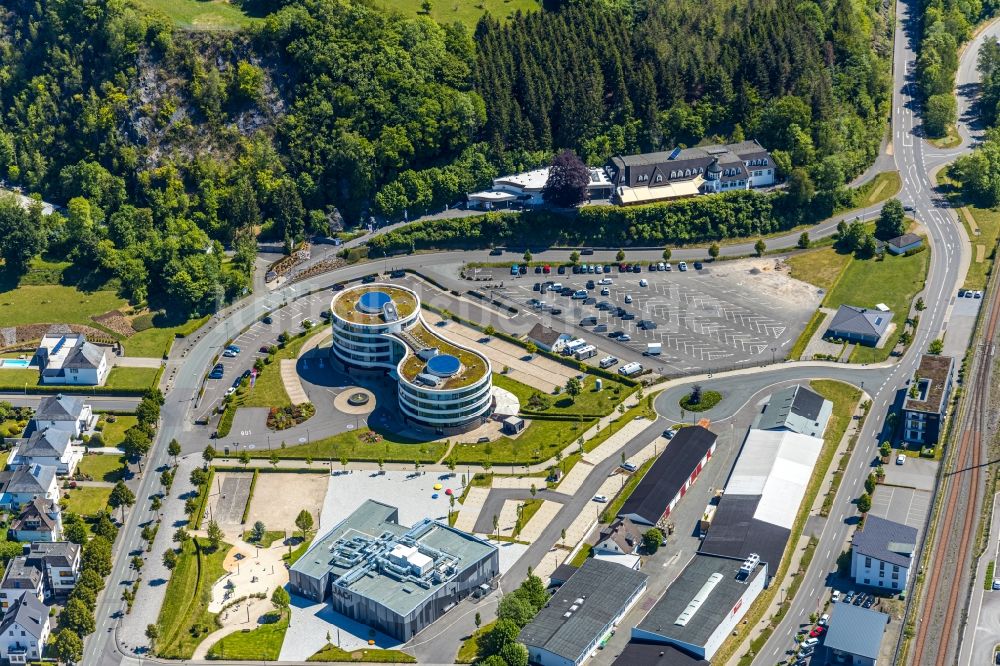 Attendorn aus der Vogelperspektive: Gebäudekomplex der Hotelanlage HANSE HOTEL in Attendorn im Bundesland Nordrhein-Westfalen, Deutschland