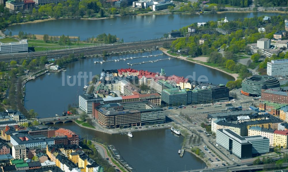 Helsinki von oben - Gebäudekomplex der Hotelanlage Hilton Helsinki Strand im Ortsteil Kallio in Helsinki in Finnland