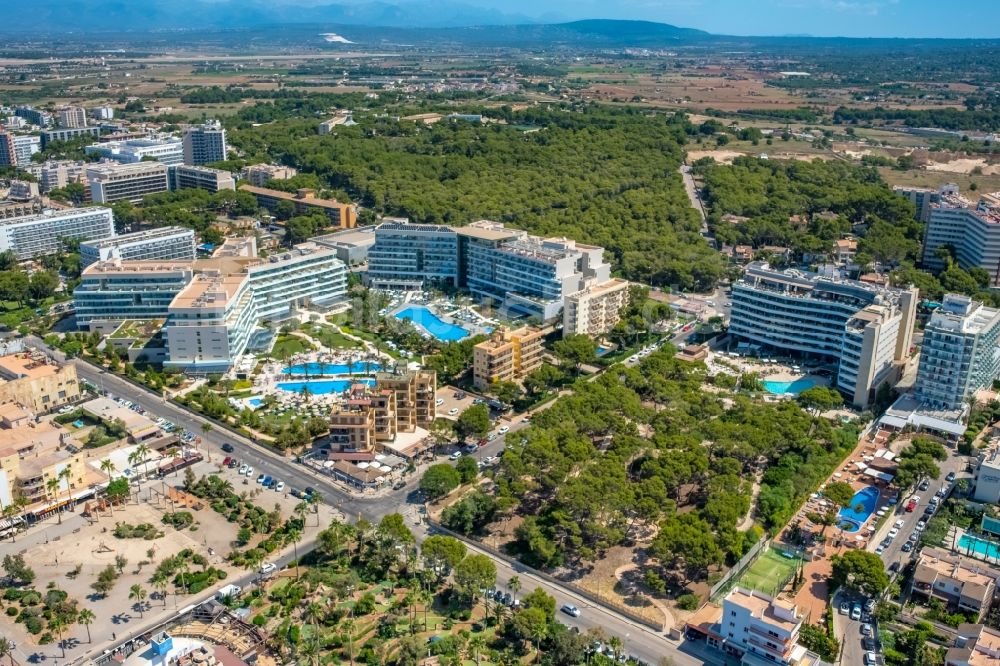 Palma aus der Vogelperspektive: Gebäudekomplex der Hotelanlage Hipotels Gran Playa de Palma und Hipotels Playa de Palma Palace zwischen Avinguda de Fra Joan Llabrés und Carrer del Llaüt in Palma in Balearische Insel Mallorca, Spanien