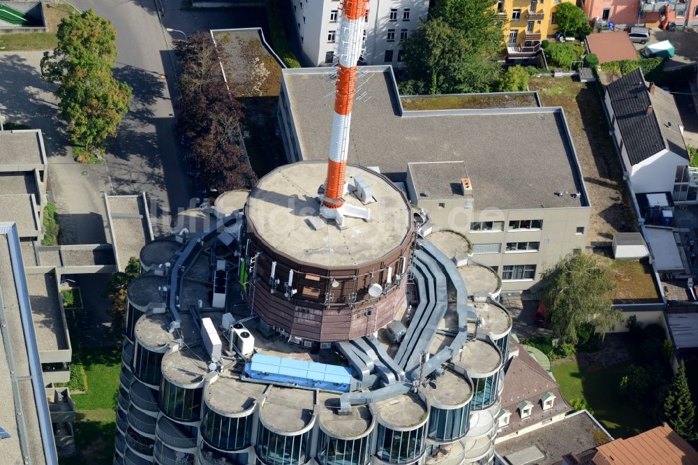 Augsburg von oben - Gebäudekomplex der Hotelanlage des Hochhauses Dorint-Hotel in Augsburg im Bundesland Bayern