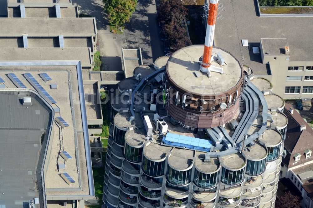 Augsburg aus der Vogelperspektive: Gebäudekomplex der Hotelanlage des Hochhauses Dorint-Hotel in Augsburg im Bundesland Bayern