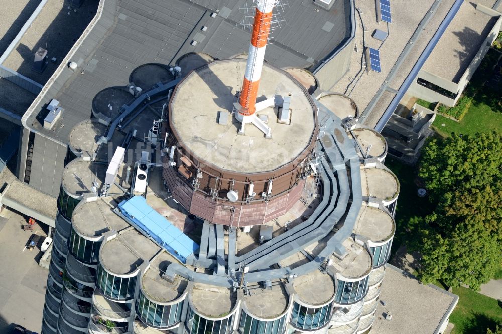 Augsburg aus der Vogelperspektive: Gebäudekomplex der Hotelanlage des Hochhauses Dorint-Hotel in Augsburg im Bundesland Bayern