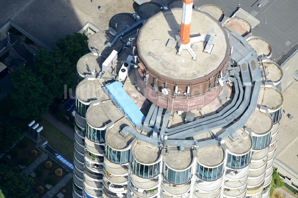 Luftaufnahme Augsburg - Gebäudekomplex der Hotelanlage des Hochhauses Dorint-Hotel in Augsburg im Bundesland Bayern