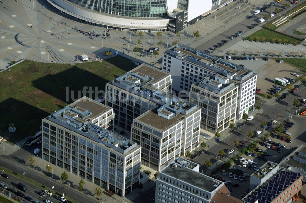 Berlin aus der Vogelperspektive: Gebäudekomplex der Hotelanlage Holiday Inn Berlin - City East Side am Spreeufer im Bezirk Friedrichshain-Kreuzberg in Berlin