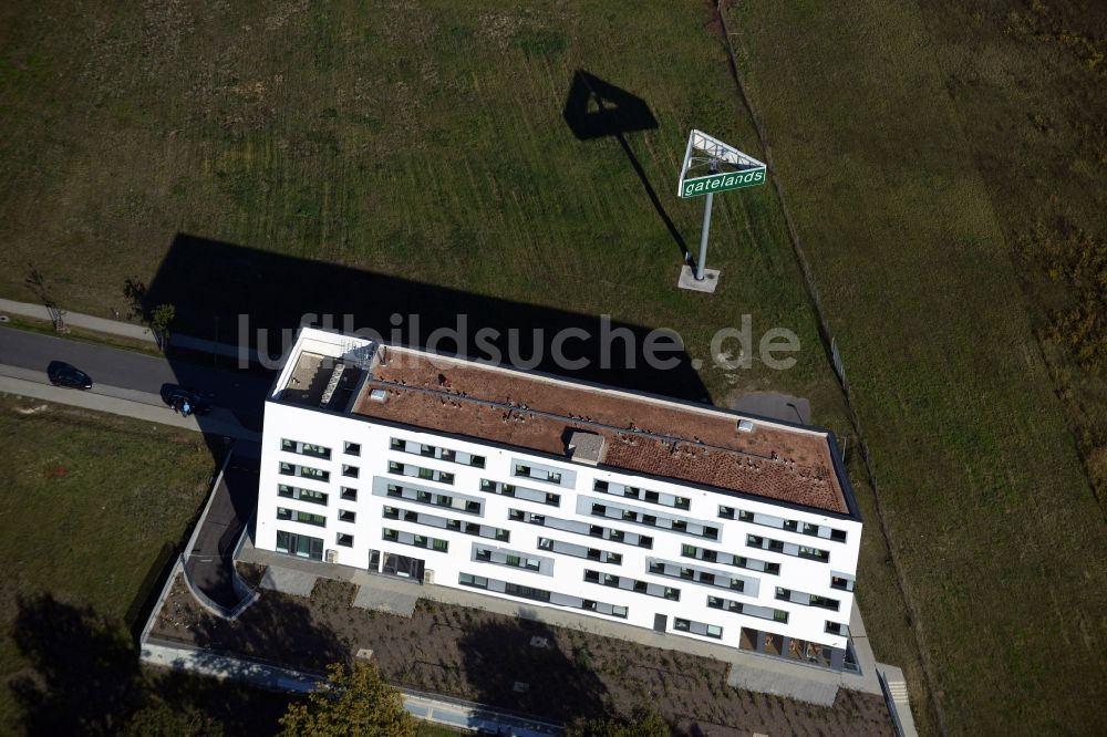 Schönefeld aus der Vogelperspektive: Gebäudekomplex der Hotelanlage B&B Hotel Berlin-Airport in Schönefeld im Bundesland Brandenburg