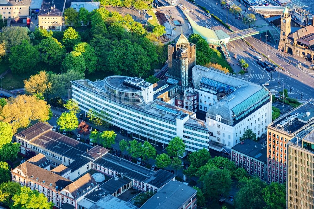 Hamburg von oben - Gebäudekomplex der Hotelanlage Hotel Hafen Hamburg in Hamburg, Deutschland