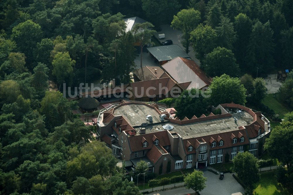 Garrel von oben - Gebäudekomplex der Hotelanlage Hotel Heidegrund der Chapeau Hotels GmbH am Drei-Brücken-Weg in Garrel im Bundesland Niedersachsen