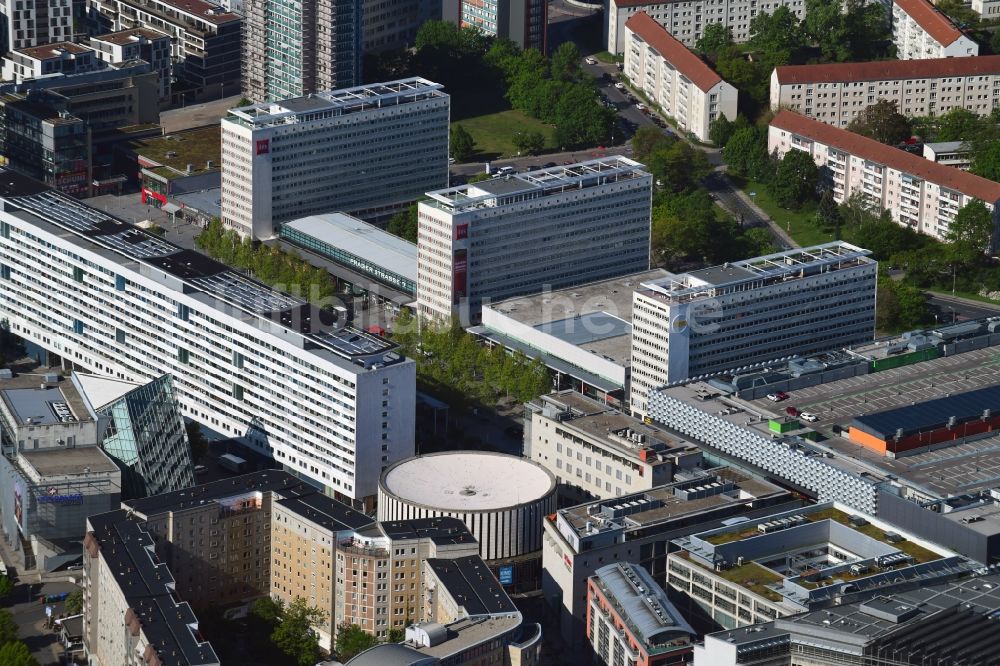 Dresden von oben - Gebäudekomplex der Hotelanlage Hotel ibis Dresden Zentrum in Dresden im Bundesland Sachsen, Deutschland