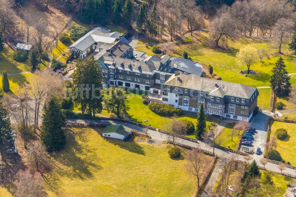 Luftbild Schmallenberg - Gebäudekomplex der Hotelanlage Hotel Jagdhaus Wiese in Schmallenberg im Bundesland Nordrhein-Westfalen, Deutschland