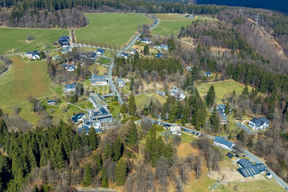 Luftaufnahme Schmallenberg - Gebäudekomplex der Hotelanlage Hotel Jagdhaus Wiese in Schmallenberg im Bundesland Nordrhein-Westfalen, Deutschland