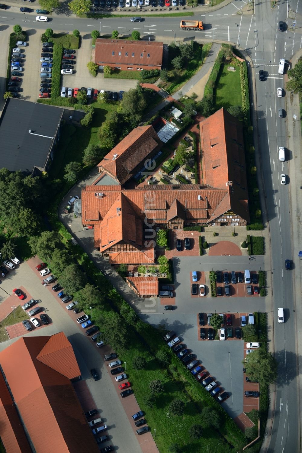 Burgwedel von oben - Gebäudekomplex der Hotelanlage Hotel Kokenhof in Burgwedel im Bundesland Niedersachsen