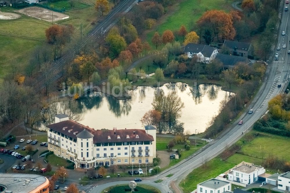 Luftbild Duisburg - Gebäudekomplex der Hotelanlage Hotel Landhaus Milser im Ortsteil Huckingen in Duisburg im Bundesland Nordrhein-Westfalen