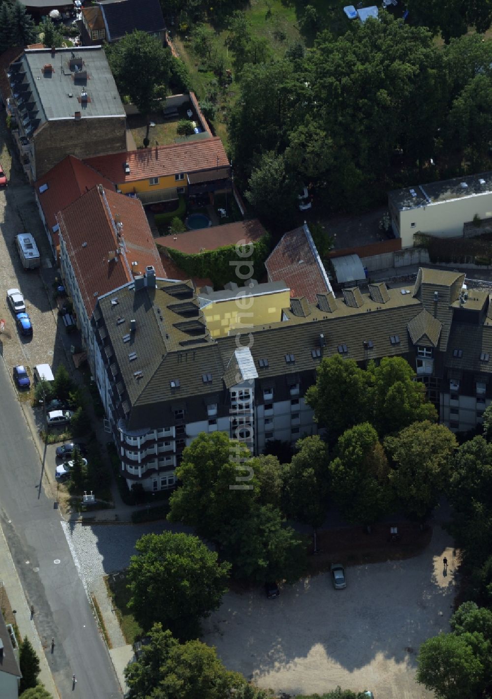 Hoppegarten von oben - Gebäudekomplex der Hotelanlage Hotel Mardin an der Köpenicker Straße in Hoppegarten im Bundesland Brandenburg