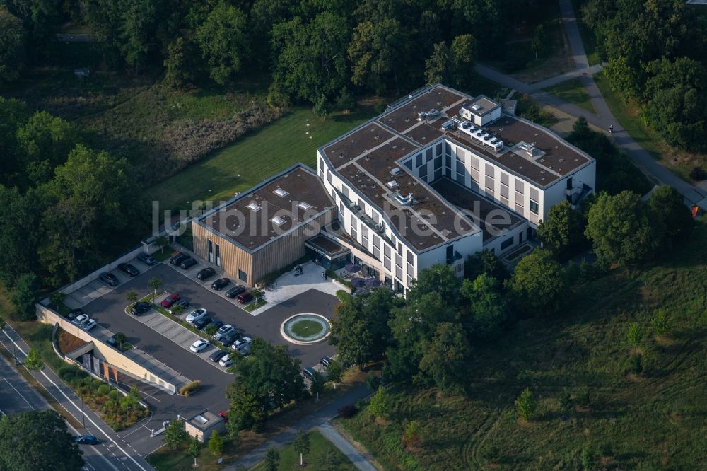 Würzburg aus der Vogelperspektive: Gebäudekomplex der Hotelanlage Hotel Melchior Park GmbH Am Galgenberg in Würzburg im Bundesland Bayern, Deutschland