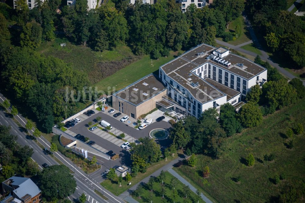 Luftaufnahme Würzburg - Gebäudekomplex der Hotelanlage Hotel Melchior Park GmbH Am Galgenberg in Würzburg im Bundesland Bayern, Deutschland