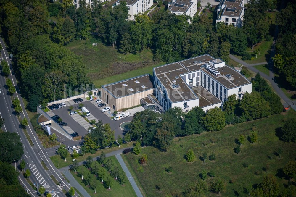 Würzburg von oben - Gebäudekomplex der Hotelanlage Hotel Melchior Park GmbH Am Galgenberg in Würzburg im Bundesland Bayern, Deutschland