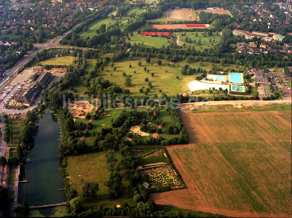 Luftaufnahme Moers - Gebäudekomplex der Hotelanlage Hotel Moers Van der Valk im Ortsteil Holderberg in Moers im Bundesland Nordrhein-Westfalen