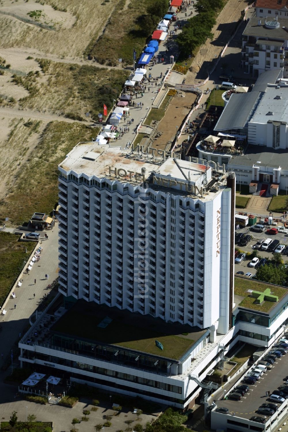 Seebad Warnemünde aus der Vogelperspektive: Gebäudekomplex der Hotelanlage Hotel Neptun in Seebad Warnemünde im Bundesland Mecklenburg-Vorpommern