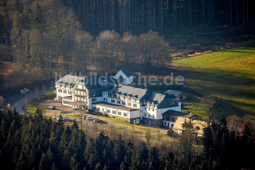 Schmallenberg von oben - Gebäudekomplex der Hotelanlage Hotel Rimberg am Rimberg in Schmallenberg im Bundesland Nordrhein-Westfalen, Deutschland