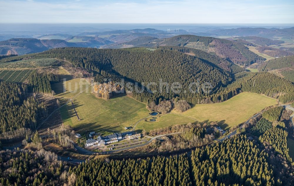 Luftbild Schmallenberg - Gebäudekomplex der Hotelanlage Hotel Rimberg am Rimberg in Schmallenberg im Bundesland Nordrhein-Westfalen, Deutschland