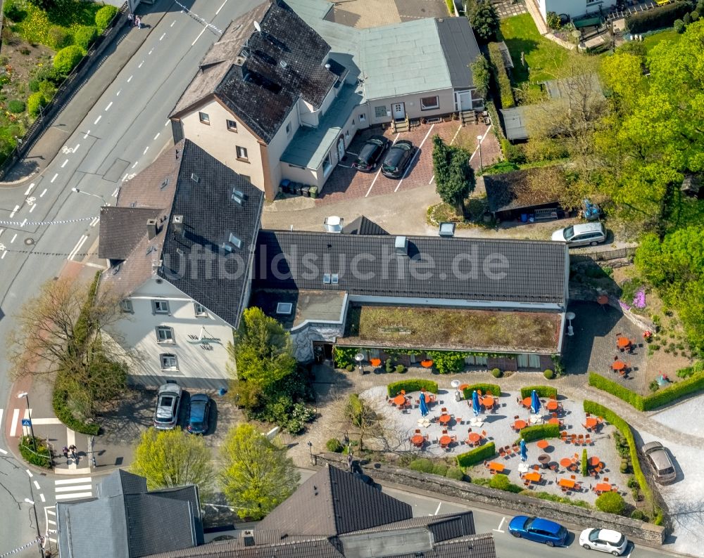 Brilon von oben - Gebäudekomplex der Hotelanlage Hotel am Wallgraben in Brilon im Bundesland Nordrhein-Westfalen, Deutschland