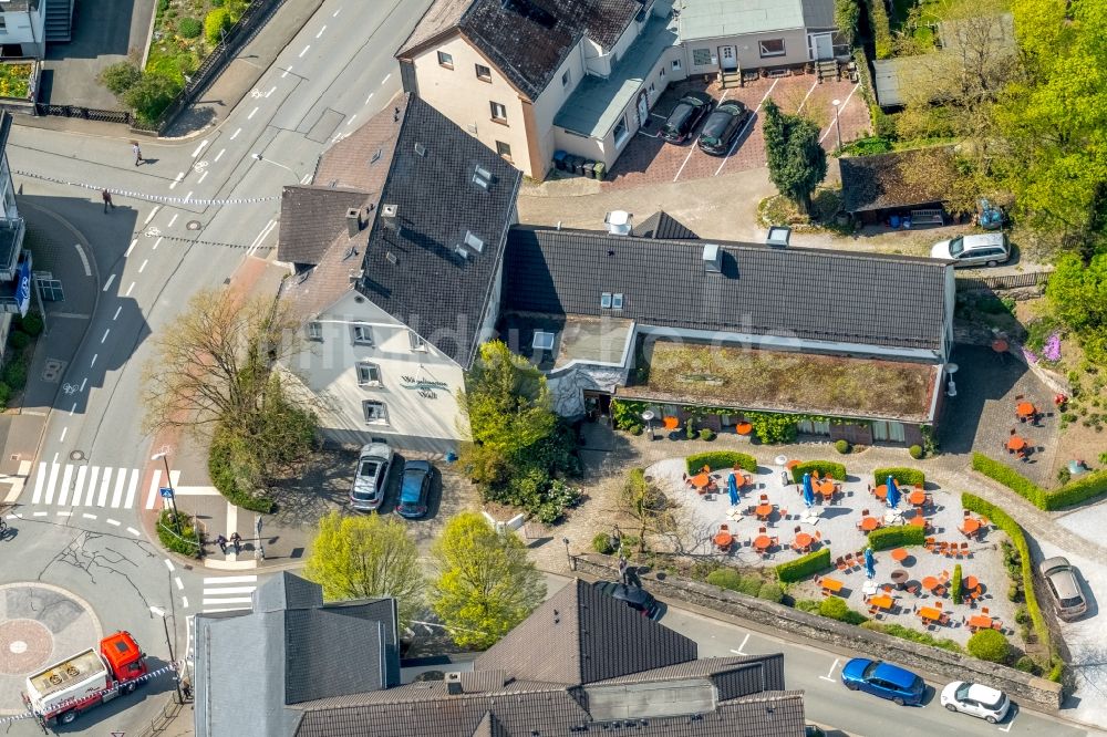 Brilon aus der Vogelperspektive: Gebäudekomplex der Hotelanlage Hotel am Wallgraben in Brilon im Bundesland Nordrhein-Westfalen, Deutschland