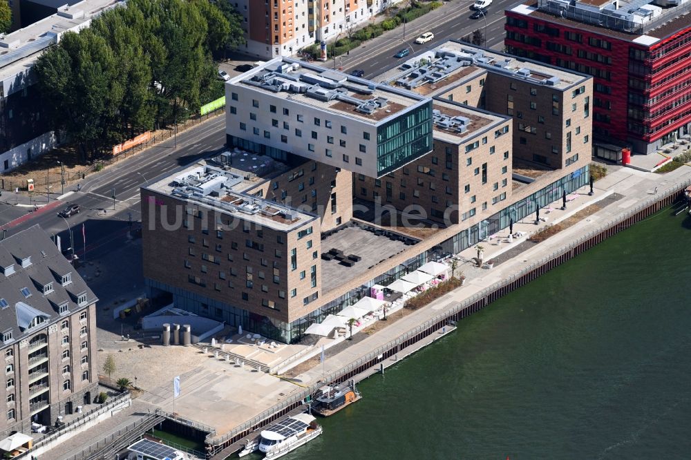 Berlin aus der Vogelperspektive: Gebäudekomplex der Hotelanlage Hotelnhow an der Stralauer Allee im Ortsteil Friedrichshain in Berlin, Deutschland