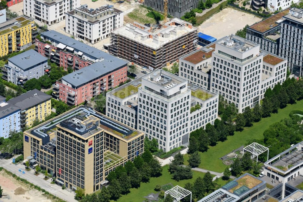 Luftbild München - Gebäudekomplex der Hotelanlage ibis Munich Parkstadt Schwabing und das Bürogebäude der IDG Communications Media AG an der Lyonel-Feininger-Straße in München im Bundesland Bayern, Deutschland