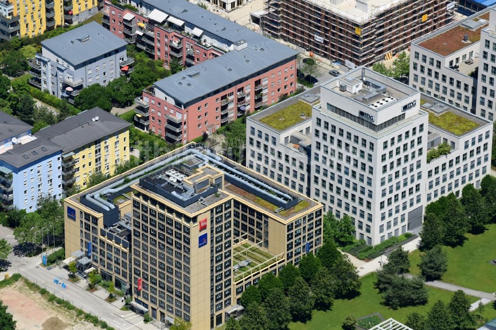 Luftaufnahme München - Gebäudekomplex der Hotelanlage ibis Munich Parkstadt Schwabing und das Bürogebäude der IDG Communications Media AG an der Lyonel-Feininger-Straße in München im Bundesland Bayern, Deutschland