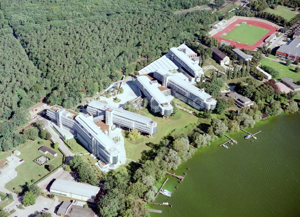 Luftaufnahme Potsdam - Gebäudekomplex der Hotelanlage Kongresshotel Potsdam am Templiner See Am Luftschiffhafen in Potsdam im Bundesland Brandenburg