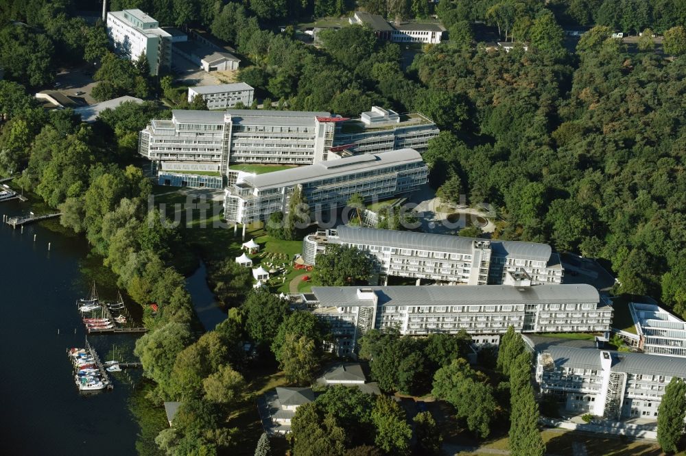 Potsdam von oben - Gebäudekomplex der Hotelanlage Kongresshotel Potsdam am Templiner See in Potsdam im Bundesland Brandenburg