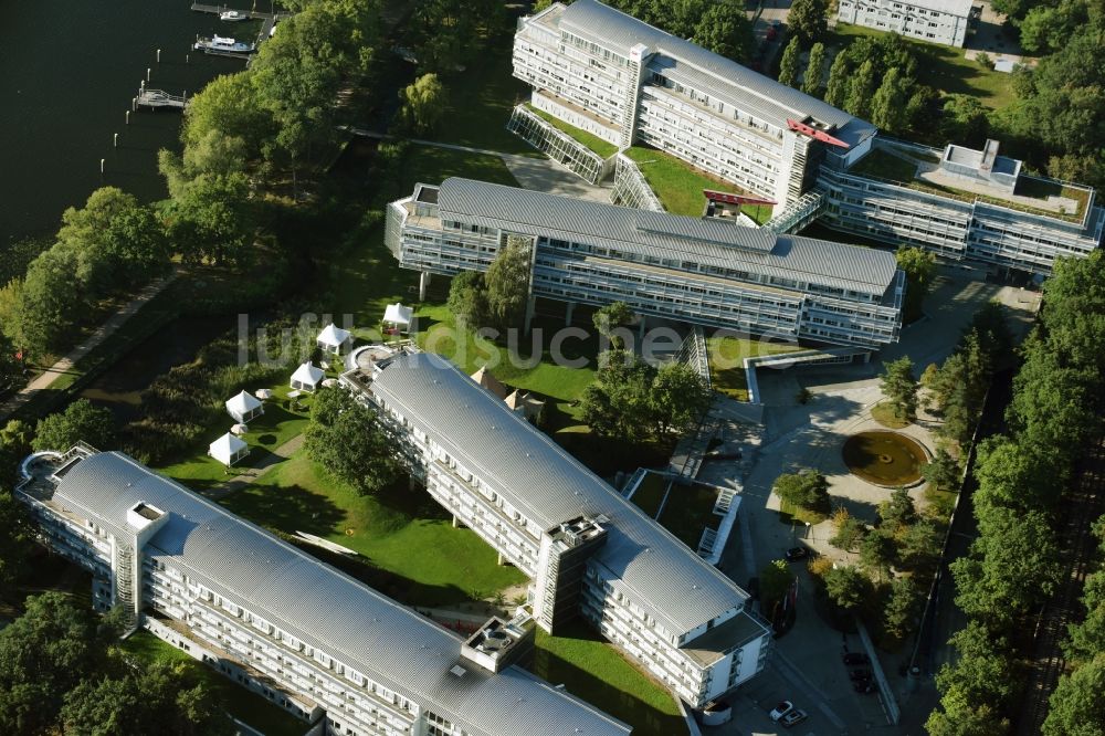 Potsdam aus der Vogelperspektive: Gebäudekomplex der Hotelanlage Kongresshotel Potsdam am Templiner See in Potsdam im Bundesland Brandenburg