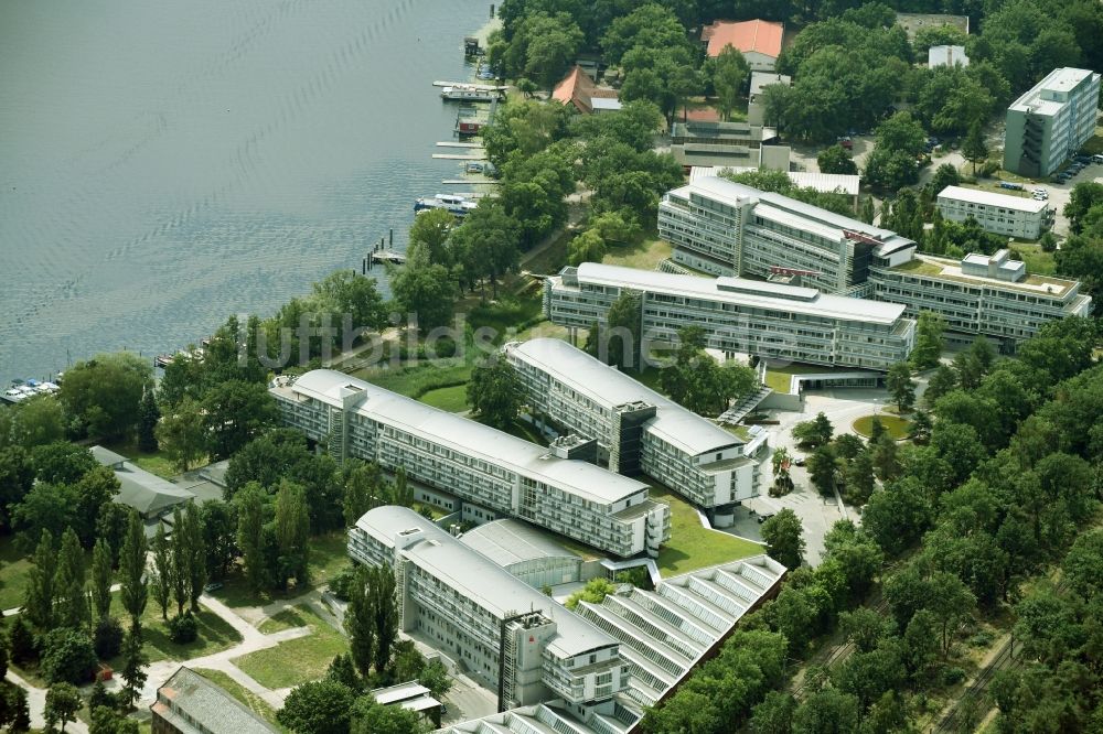 Luftaufnahme Potsdam - Gebäudekomplex der Hotelanlage Kongresshotel Potsdam am Templiner See in Potsdam im Bundesland Brandenburg