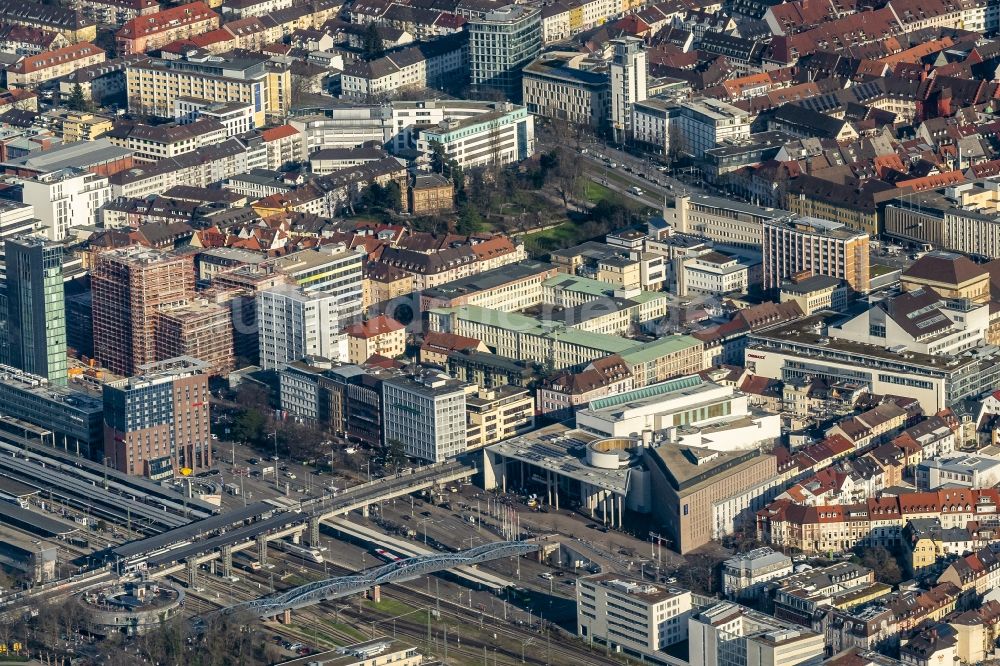 Freiburg im Breisgau von oben - Gebäudekomplex der Hotelanlage und das Konzerthaus Freiburg am Konrad-Adenauer-Platz in Freiburg im Breisgau im Bundesland Baden-Württemberg, Deutschland