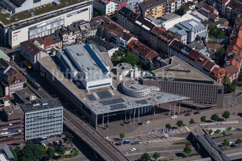 Luftaufnahme Freiburg im Breisgau - Gebäudekomplex der Hotelanlage und das Konzerthaus Freiburg am Konrad-Adenauer-Platz in Freiburg im Breisgau im Bundesland Baden-Württemberg, Deutschland