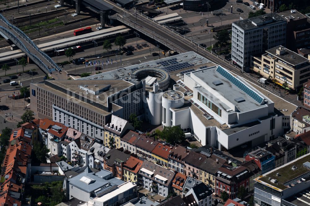 Luftaufnahme Freiburg im Breisgau - Gebäudekomplex der Hotelanlage und das Konzerthaus Freiburg am Konrad-Adenauer-Platz in Freiburg im Breisgau im Bundesland Baden-Württemberg, Deutschland