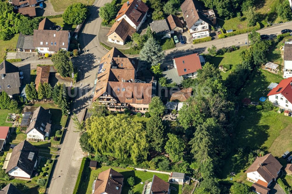 Maleck von oben - Gebäudekomplex der Hotelanlage Krone in Maleck im Bundesland Baden-Württemberg, Deutschland