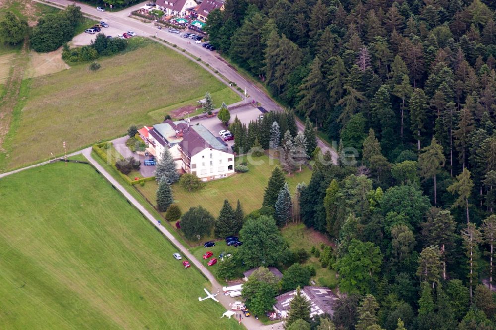 Luftaufnahme Schwann - Gebäudekomplex der Hotelanlage Landhotel Adlerhof am Segelflugplatz in Schwann im Bundesland Baden-Württemberg, Deutschland