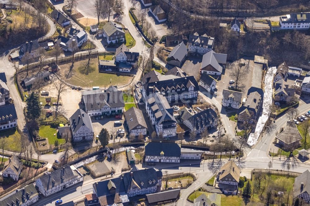 Oberkirchen von oben - Gebäudekomplex der Hotelanlage Landhotel Gasthof Schütte in Oberkirchen im Bundesland Nordrhein-Westfalen, Deutschland